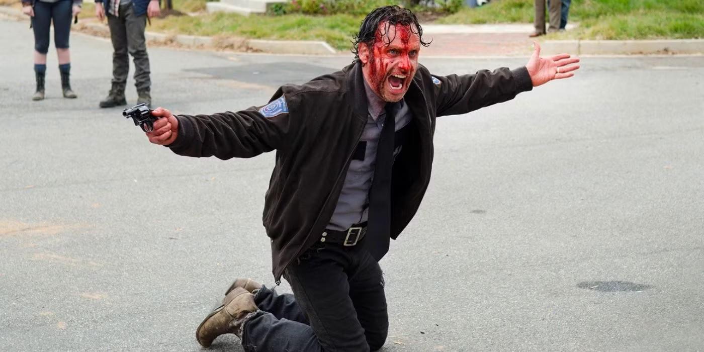 بازی Andrew Lincoln در The Walking Dead: ریکی غرق در خون در خیابان های الکساندریا فریاد می زند