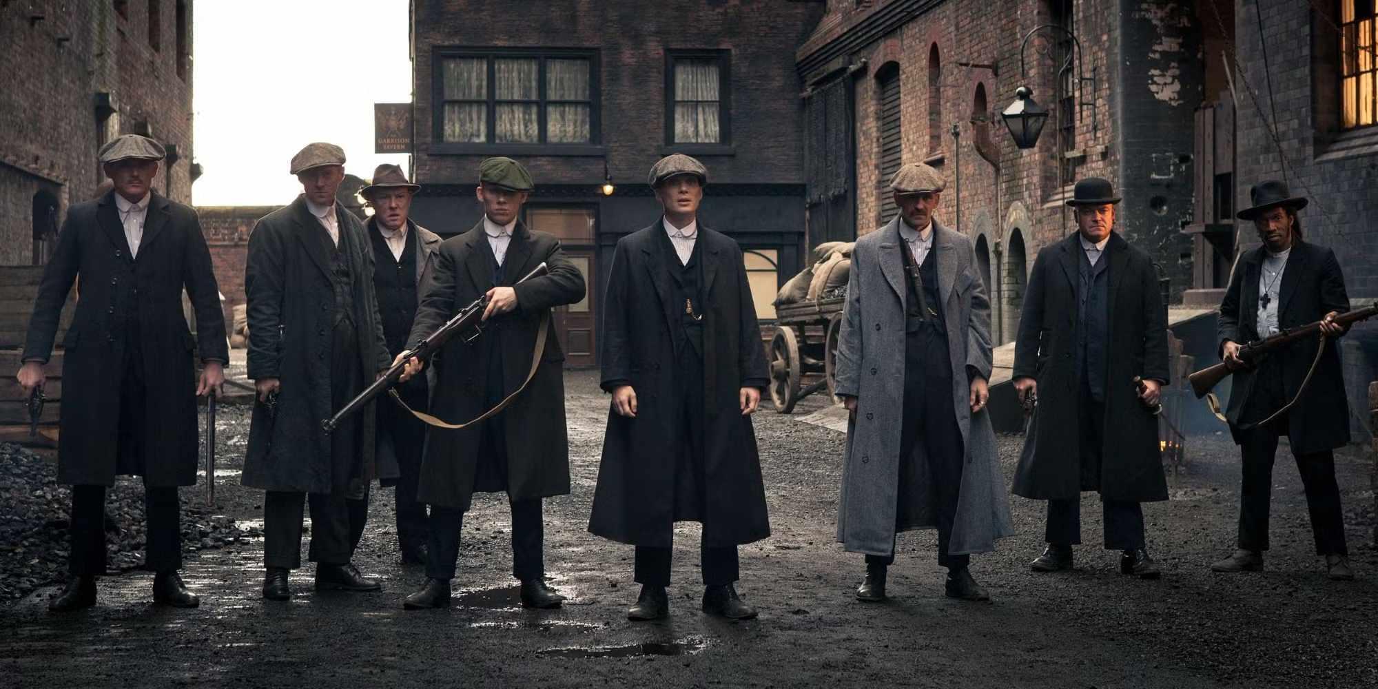 شخصیت های اصلی Peaky Blinders در یک خیابان تاریک، در حال حمل سلاح. Peaky Blinders تعلیق و پایان بندی.