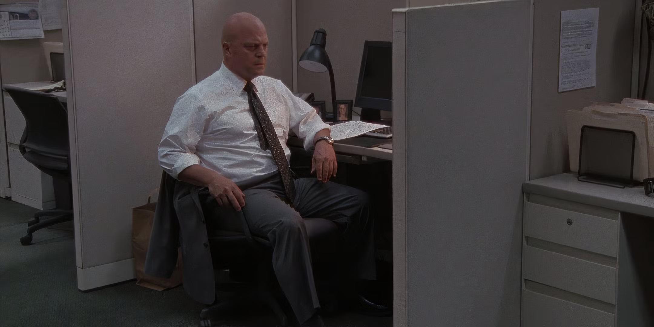 Vic at his desk job in the final episode of The Shield - بهترین سریال هیجان انگیز پایان یافته