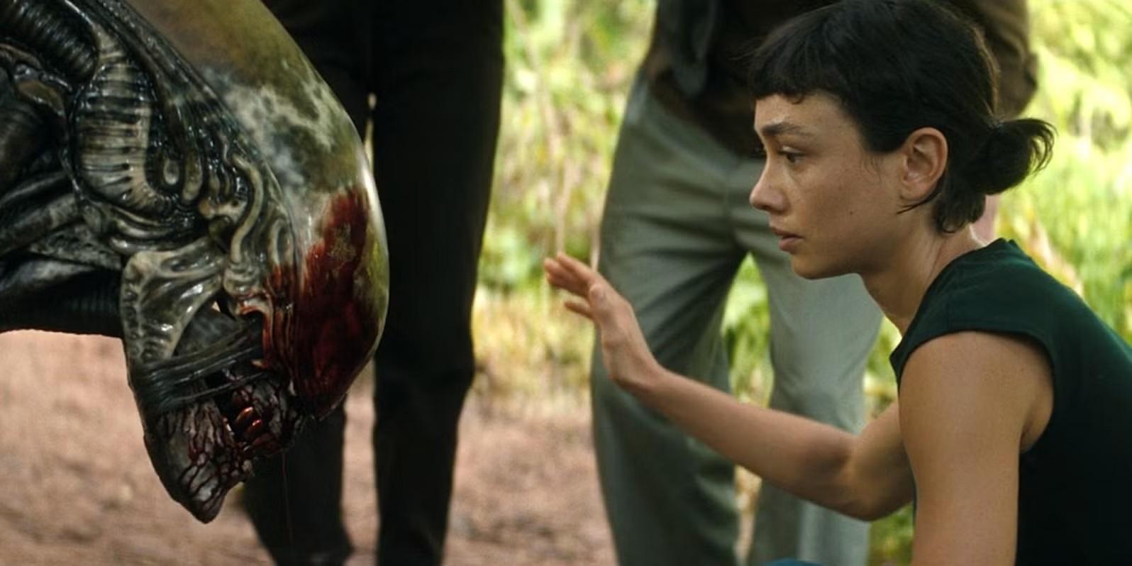 وندی (سیدنی چندلر) در حال نوازش یک Xenomorph با خون روی دهانش در Alien: Earth فصل 1، قسمت 7 و Alien: Earth وندی کنترل زنومورف