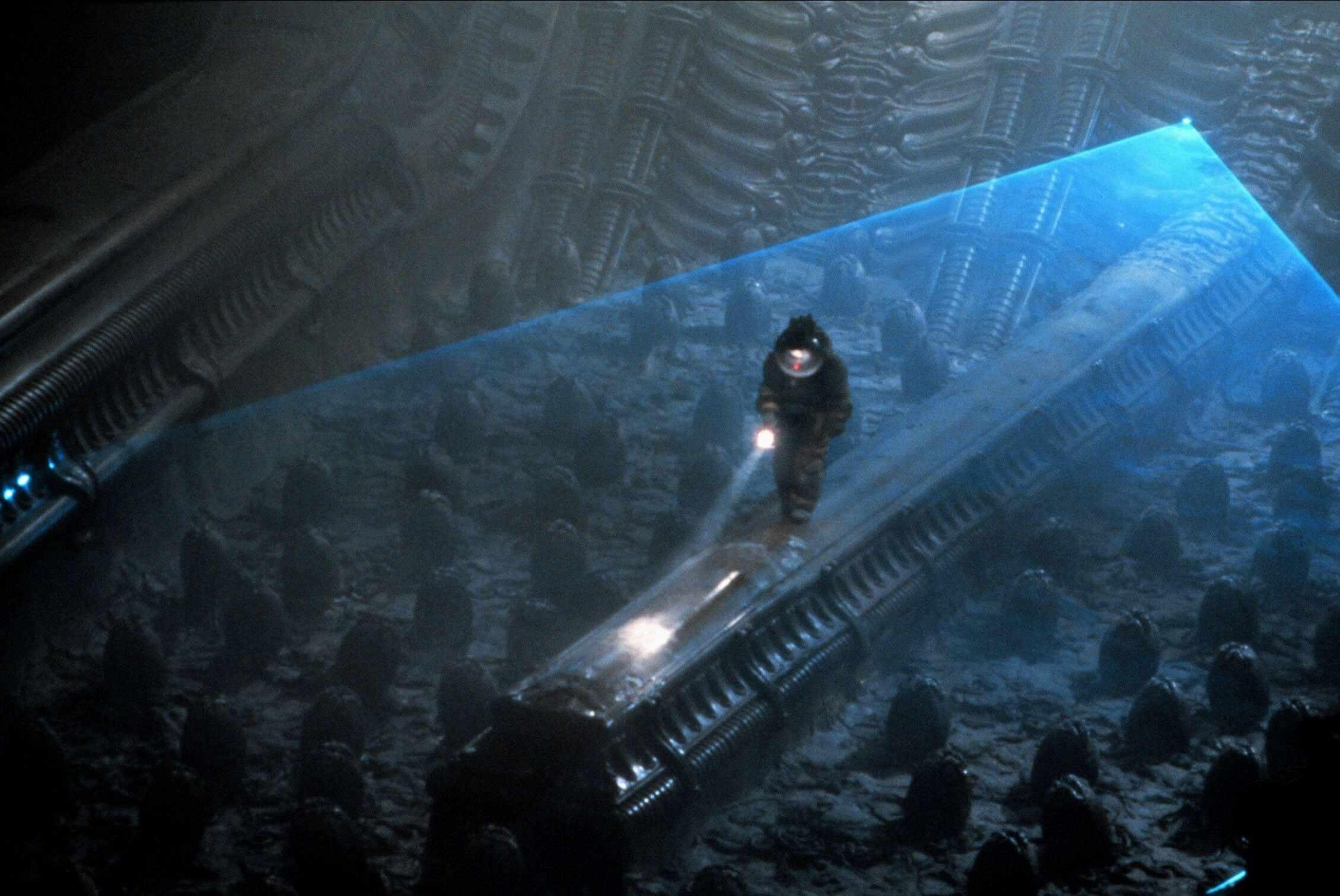 اتاق تخم مرغ در کشتی Derelict در Alien سال 1979، یک مرجع مهم برای Alien: Earth ایستراگ.