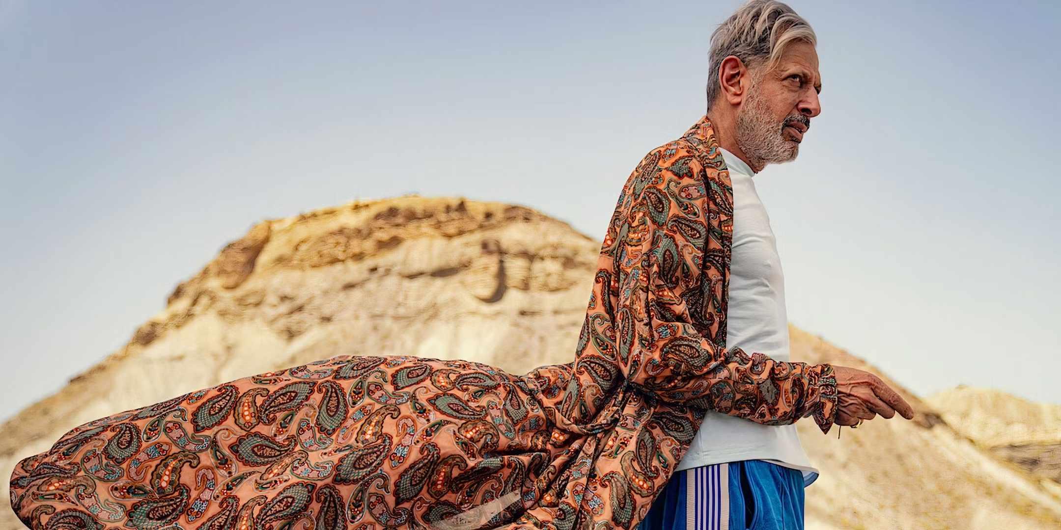 زئوس در مقابل کوه در سریال فانتزی کنسل شده دیدنی Kaos نتفلیکس