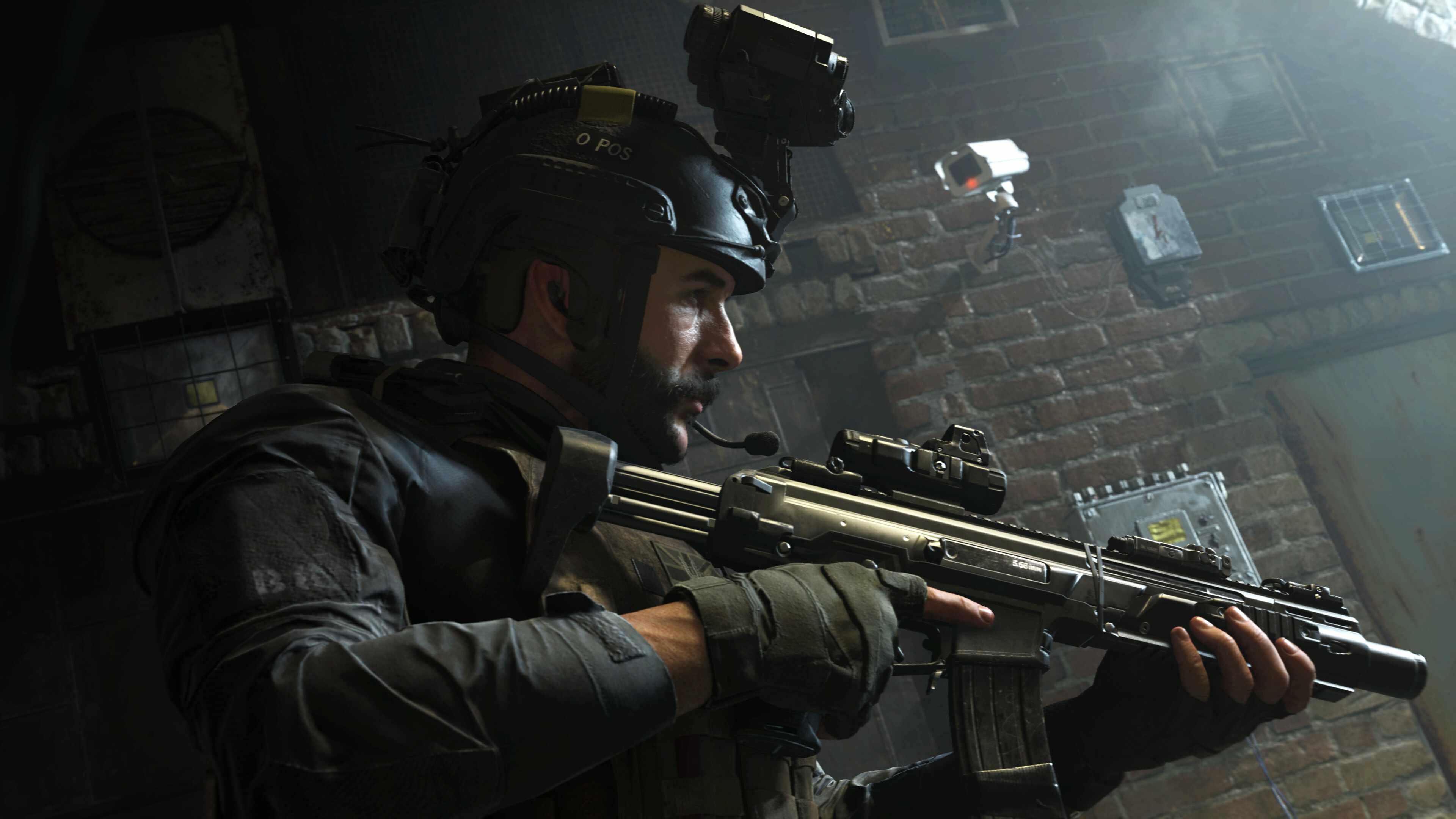 کاپیتان پرایس در خیابانی در Call of Duty Modern Warfare، یکی از بهترین بازی های Call of Duty، با یک دیوار آجری و یک دوربین مداربسته حرکت می کند.