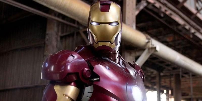 نمایی از سینه به بالای زره Iron Man Mark III، یکی از بهترین لباس های کمیک MCU در اولین فیلم Iron Man.
