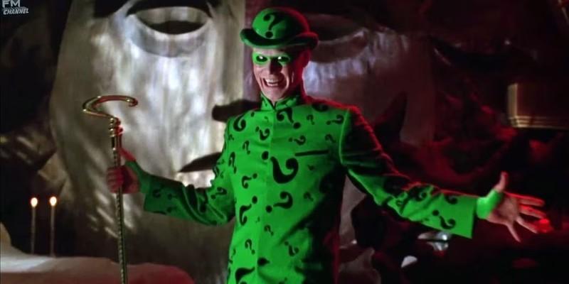 جیم کَری در نقش ریدلِر در حال ورود به صحنه در Batman Forever - دنباله Batman Tim Burton