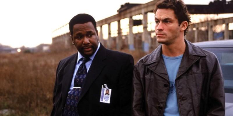 وندل پیرس و دومینیک وست در قسمت پایلوت The Wire، به عنوان یک سریال با شروع و پایان عالی