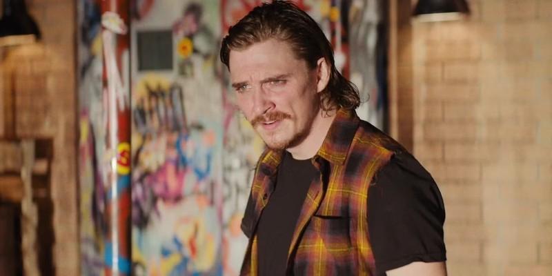 هدر دادن Kyle Gallner در Scream: کایل گالنر در نقش وینس که نور چراغ های ماشین به صورتش می تابد در Scream 2022