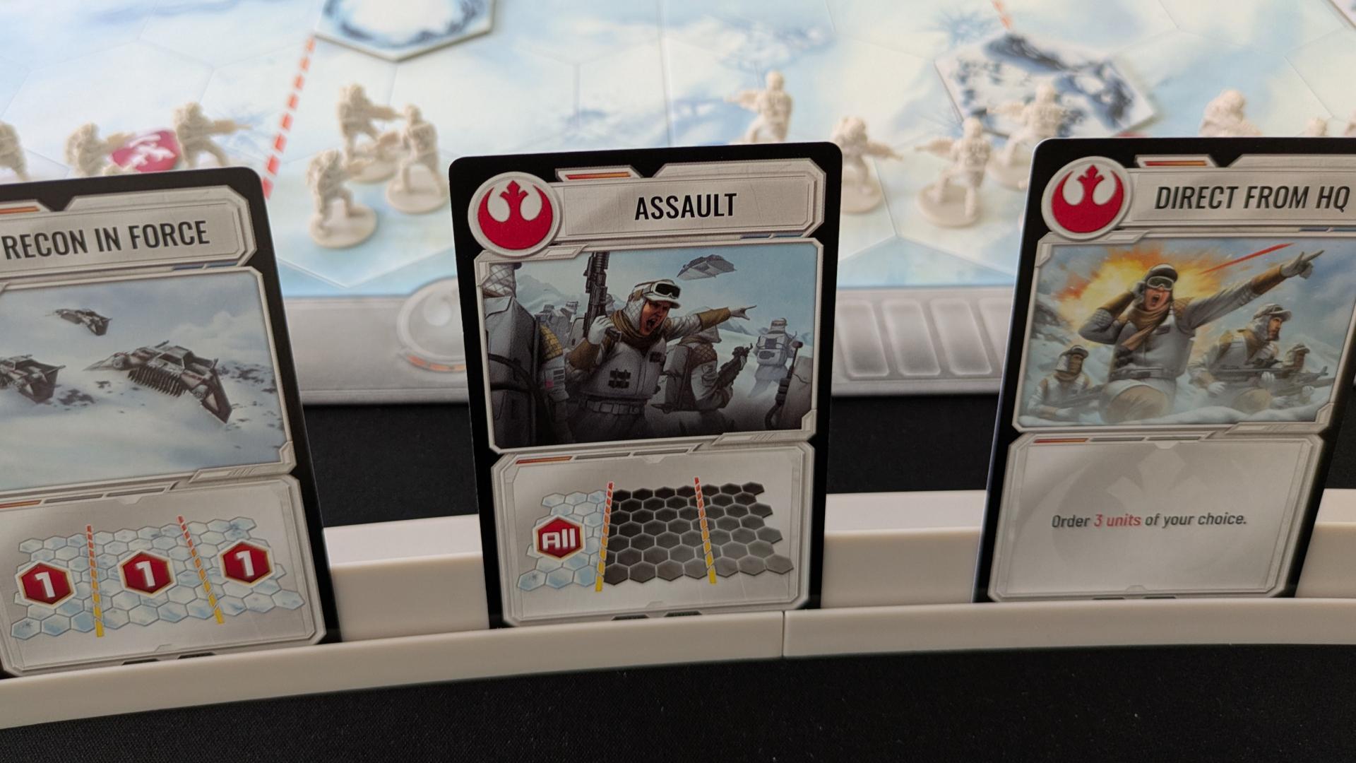 کارت های Star Wars Battle of Hoth در مقابل صفحه ای پر از مینیاتور - نقد و بررسی بازی Star Wars: Battle of Hoth