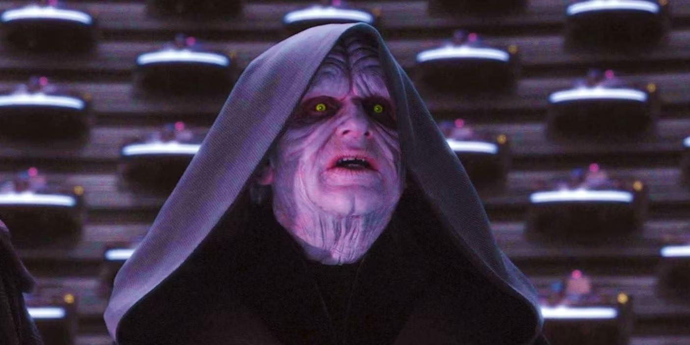 امپراتور پالپاتین/دارث سیدیوس در Revenge of the Sith با چشمان سیثی اش که از زیر شنلش پیداست، Star Wars: سقوط دموکراسی
