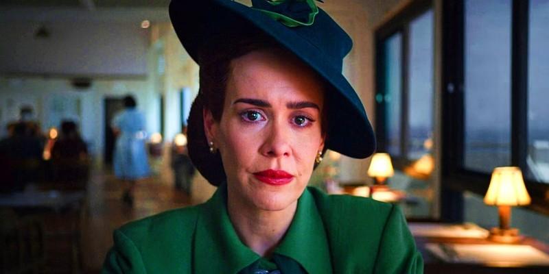 سارا پالسون در نقش پرستار رتچد در حال گریه در سریال Ratched که دچار افت کیفیت سریال ترسناک شد