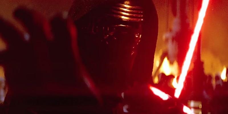 Kylo Ren raising one hand and holding his lightsaber in the other on Jakku in Star Wars: The Force Awakens - قدرت های نادیده گرفته شده Star Wars