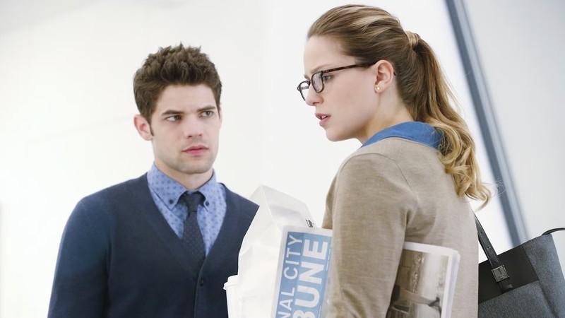 جرمی جردن در نقش وین و ملیسا بنویست در نقش کارا در Supergirl - نقاط ضعف Supergirl