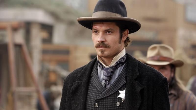 Timothy Olyphant as Sheriff Seth Bullock in Deadwood - سریال های وسترن عالی از قسمت اول