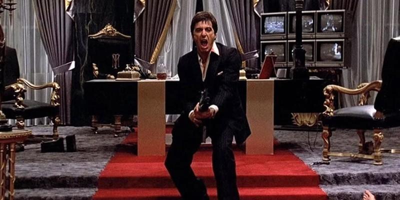 Al Pacino as as angry Tony Montana preparing to launch a grenade from his custom rifle in Scarface. سرنوشت مشترک The Godfather و Scarface