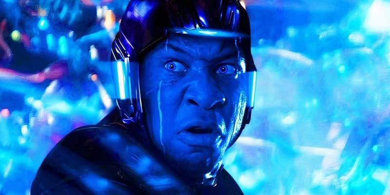 کنگ با نگرانی و عصبانیت در Ant-Man and the Wasp Quantumania نگاه می کند - Young Avengers Kang را شکست می دهند