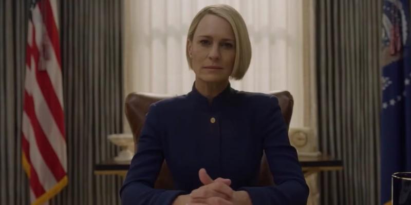 رابین رایت در حال نشستن در یک دفتر سیاسی در House of Cards، یکی از سریال هایی بهتر از The Sopranos.