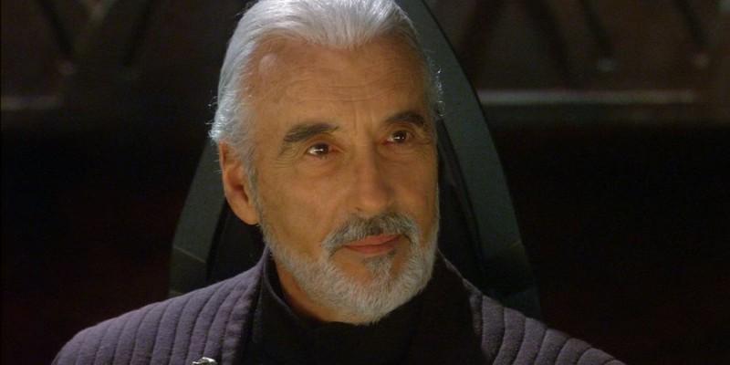 کریستوفر لی با لبخندی ملایم در نقش کنت دوکو، یکی از بهترین شروران Star Wars، در Star Wars: Episode II - Attack of the Clones (2002)