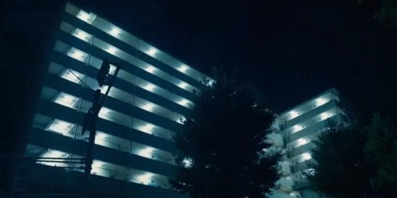 درختان جلوی ساختمانی در حین بازی 'برچسب'، یکی از سخت ترین بازی های Alice In Borderland.