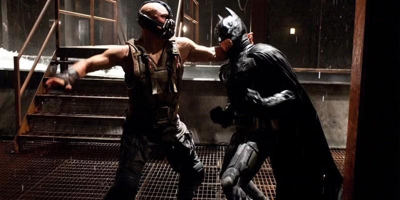 بین (تام هاردی) بتمن (کریستین بیل) را از گردن گرفته و به او در The Dark Knight Rises مشت می زند