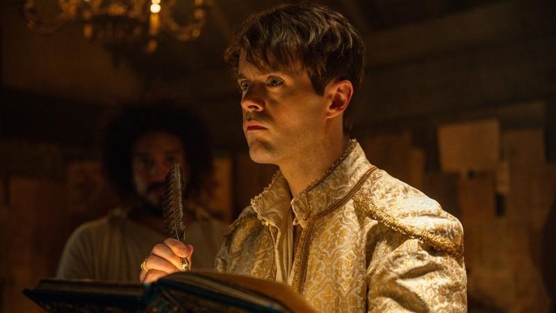 جسکیر (جویی بتی) در حال نگه داشتن یک قلم در The Witcher - The Witcher season 4 تاریخ پخش نتفلیکس