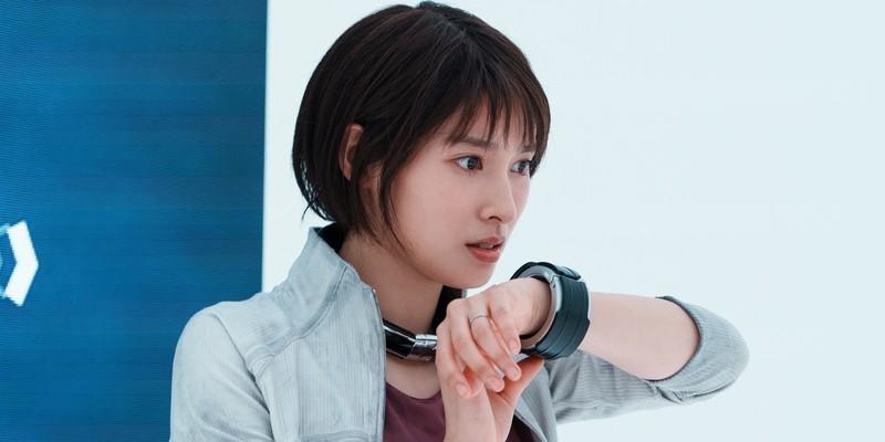 معادل شخصیت های Alice in Borderland - Tao Tsuchiya as Usagi using her communication device in Alice in Borderland season 3