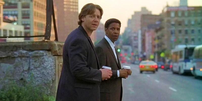 Denzel Washington and Russell Crowe looking at something on the road in American Gangster - فیلم گانگستری برای شروع