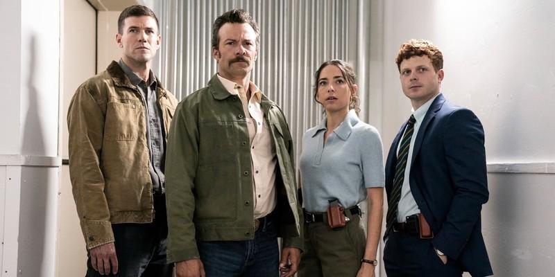 بررسی NCIS: Origins فصل 2: تصویری از آستین استوول، کایل اشمید، ماریل مولینو، کلب فوت در قسمت 3 از فصل 1 NCIS: Origins دور هم جمع شدن