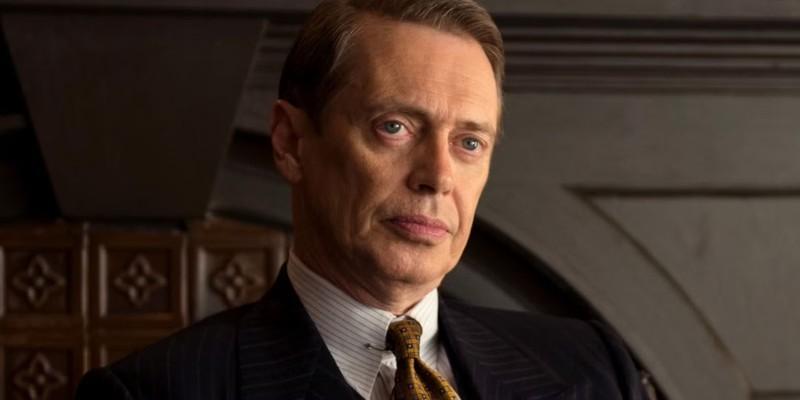 استیو بوشمی با کت و شلوار در نقش اینوک "ناکی" تامپسون در Boardwalk Empire، از سریال هایی بهتر از The Sopranos.