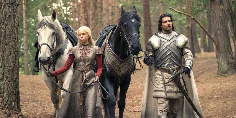House of the Dragon مرگ Criston Cole - میلی آلکاک در نقش پرنسس رینیرا تارگرین و فابین فرنکل در نقش کریستون کول که اسب هایشان را می کشند در فصل 1 House of the Dragon