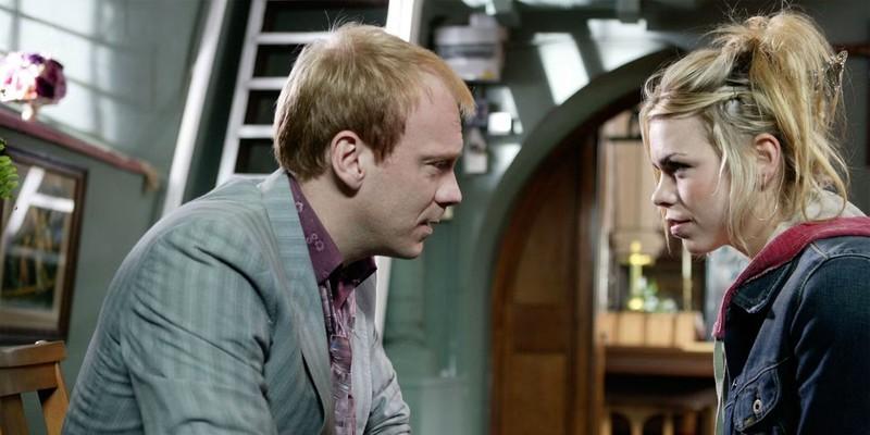 پیت و رز تایلر در حال صحبت در Doctor Who: اشتباه Rose Tyler
