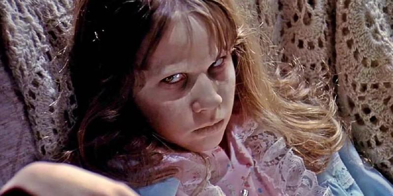 ریگان مک نیل تسخیر شده (لیندا بلر) در The Exorcist به دوربین خیره شده است - بهترین فیلم های ترسناک هالووین
