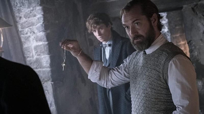 جود لا در نقش آلبوس دامبلدور در Fantastic Beasts: The Secrets of Dumbledore، یکی از فیلم های مجموعه بهترین فیلم های Harry Potter.
