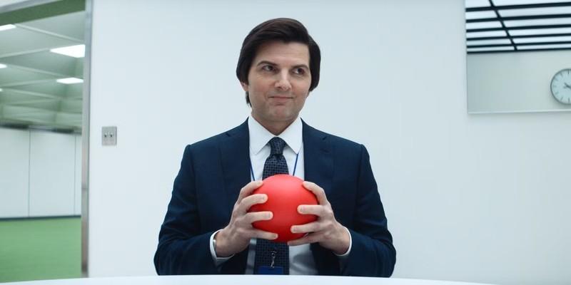 مارک در حال نگه داشتن یک توپ قرمز در فصل دوم Severance