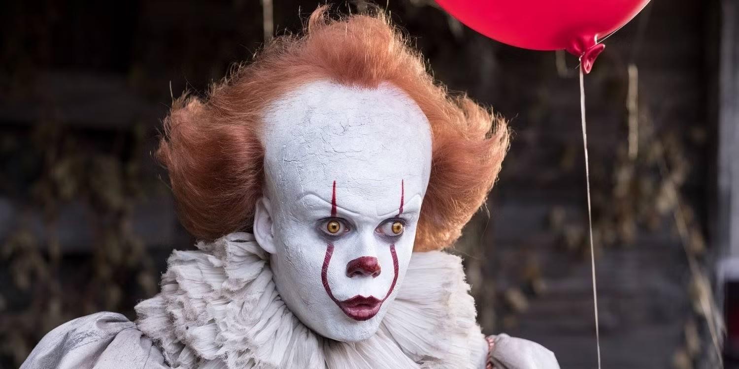 پنی وایز یک بادکنک قرمز در دست دارد و در It (2017) چهره ای خاص به خود گرفته است - نقد Stephen King بر IT: Welcome To Derry