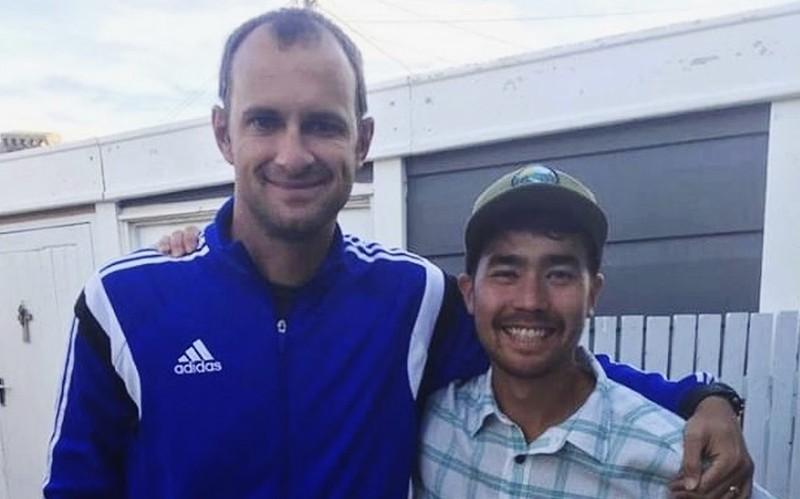 جان آلن چاو با کیسی پرینس (بنیانگذار آکادمی فوتبال اوبونتو) در اکتبر 2018، داستان Last Days داستان واقعی