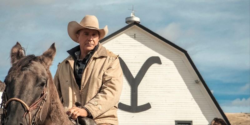 جان داتون (کوین کاستنر) روی اسبش جلوی انبار Yellowstone در ادامه Yellowstone