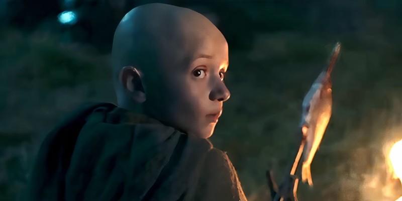دکستر سول آنسل در نقش اِگ در A Knight of the Seven Kingdoms از بالای شانه خود نگاه می کند