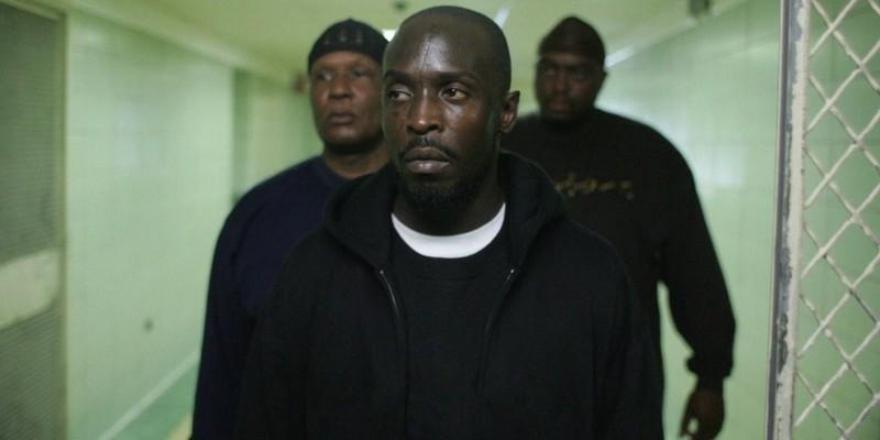 عمر در حال قدم زدن در زندان در The Wire، از سریال هایی که افت نکردند