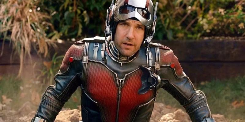 اسکات لنگ در فیلم Ant-Man سال 2015 با یکی از بهترین لباس های کمیک MCU، روی زمین گیر کرده است