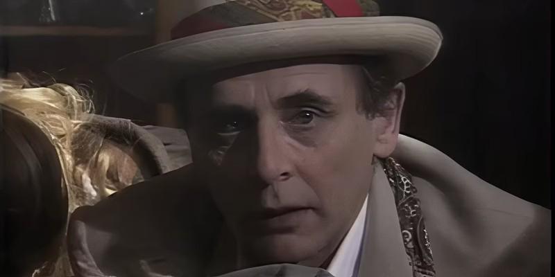 سیلوستر مک کوی در نقش دکتر هفتم که دیوار چهارم را در سریال Doctor Who به نام “Remembrance of the Daleks.” می شکند، این وقایع بر آینده Doctor Who تاثیر گذاشت.