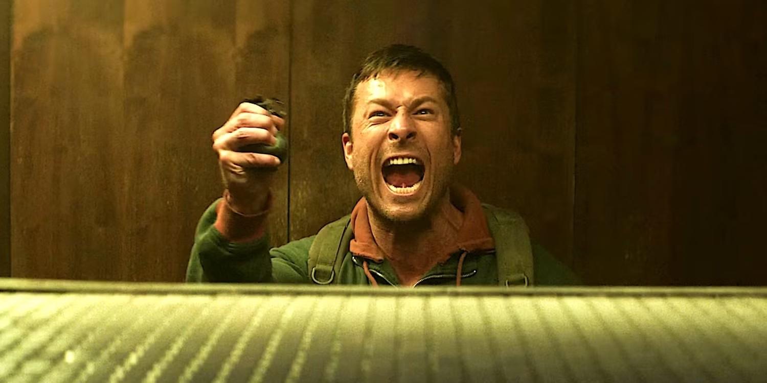 Glen Powell is yelling at someone walking towards him in The Running Man - بهترین اقتباس های استیون کینگ در 2025