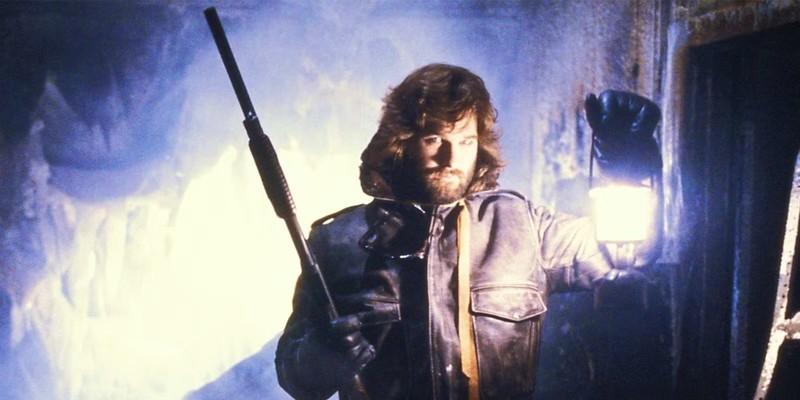 کورت راسل در نقش مک ریدی در فیلم The Thing در حال گرفتن یک تفنگ ساچمه ای, فیلم علمی تخیلی بهتر از Star Wars