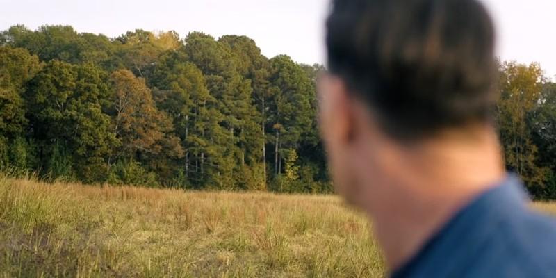 Peacemaker در حال شنیدن صدای هیولاها در سیاره Salvation در فینال فصل دوم Peacemaker - Peacemaker season 2 ایستر اگ