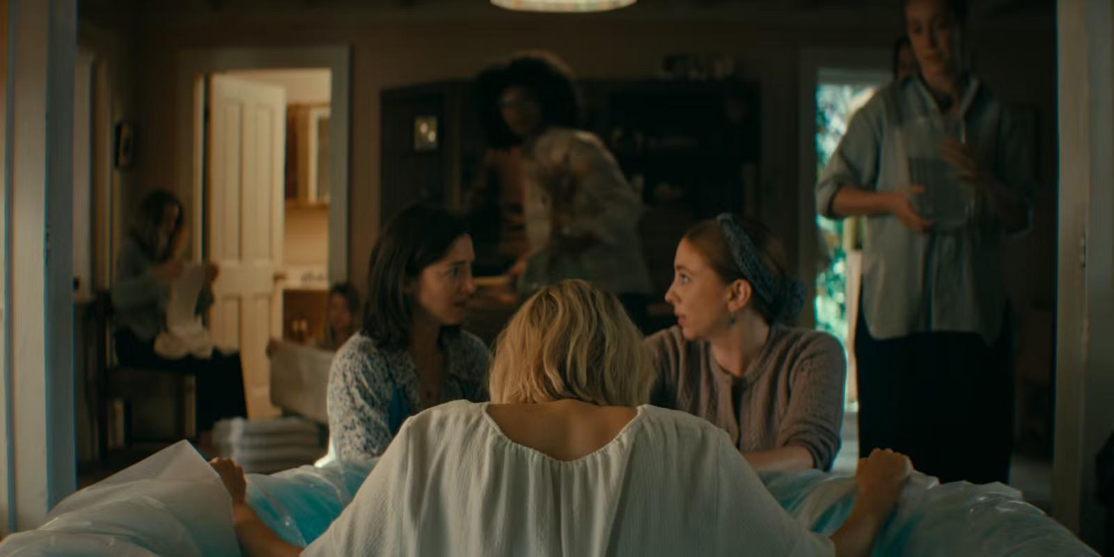 صحنه زایمان Wayward The Handmaid's Tale: گروهی از زنان لورا را که در حال زایمان است احاطه کرده اند