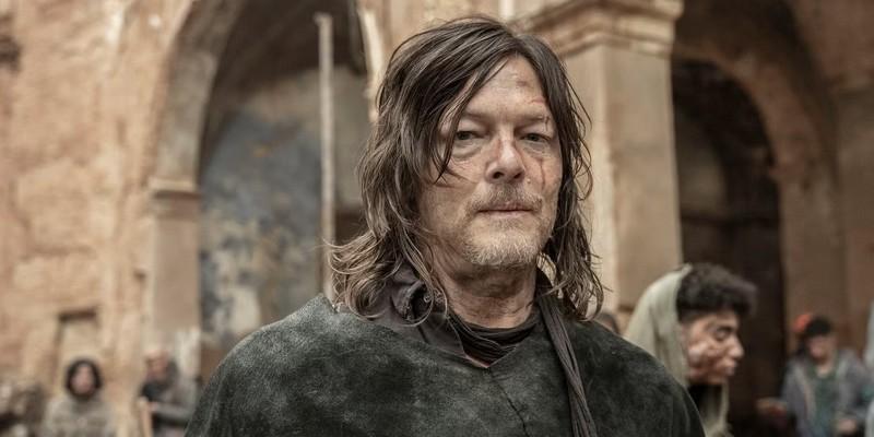 نورمن ریداس در نقش داریل دیکسون در حال ایستادن در جامعه صحرایی اسپانیا در The Walking Dead: Daryl Dixon فصل 3، قسمت 5، با تمرکز بر Daryl Dixon فصل چهارم اولین نگاه