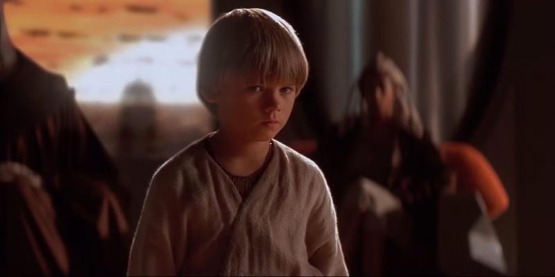 آناکین اسکای واکر در کودکی در برابر شورای جدای ایستاده است، آشکار کننده راز آناکین The Phantom Menace
