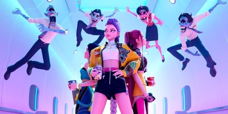 Huntr/x پشت به پشت ایستاده اند در حالی که شیاطین به سمتشان در KPop Demon Hunters لایو اکشن