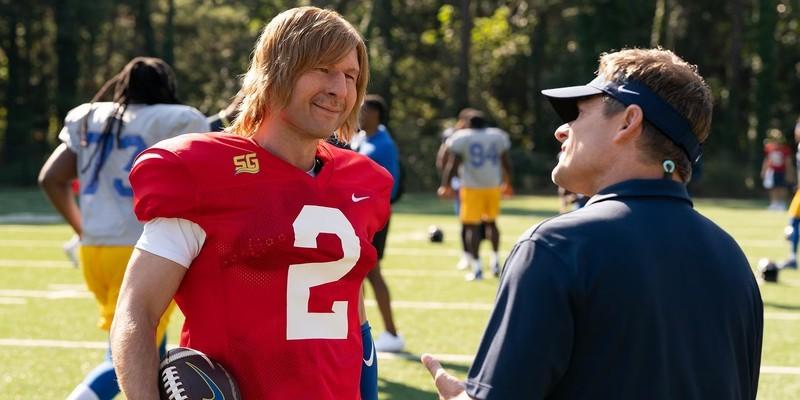 Chad Powers گلن پاول در حال نگاهی شوخ طبعانه به مربی هادسون (استیو زان) در Chad Powers. Chad Powers جایگزین Eastbound & Down