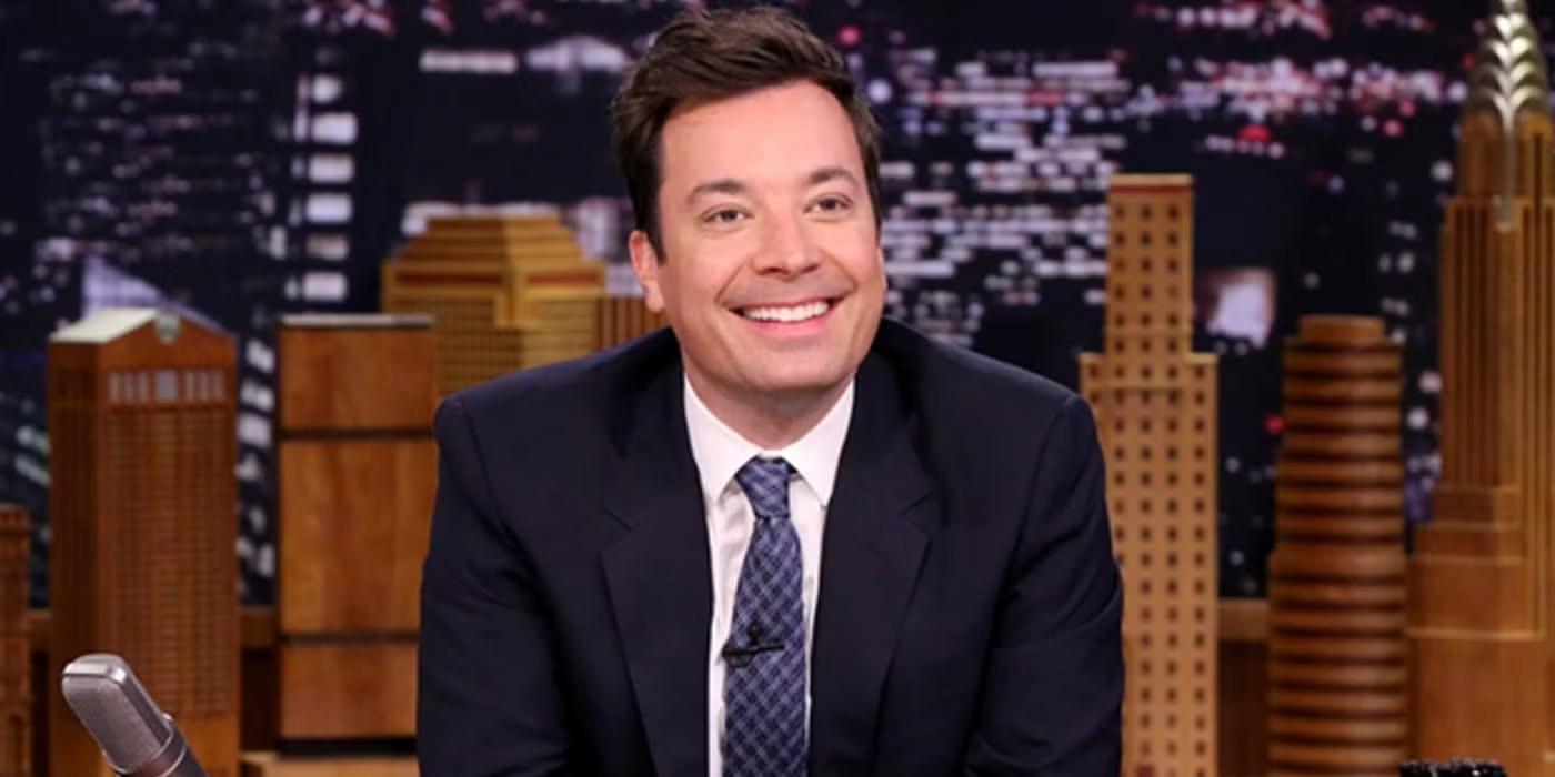 دفاع Taylor Swift از Jimmy Fallon - جیمی فالون در برنامه The Tonight Show Starring Jimmy Fallon در حال لبخند زدن