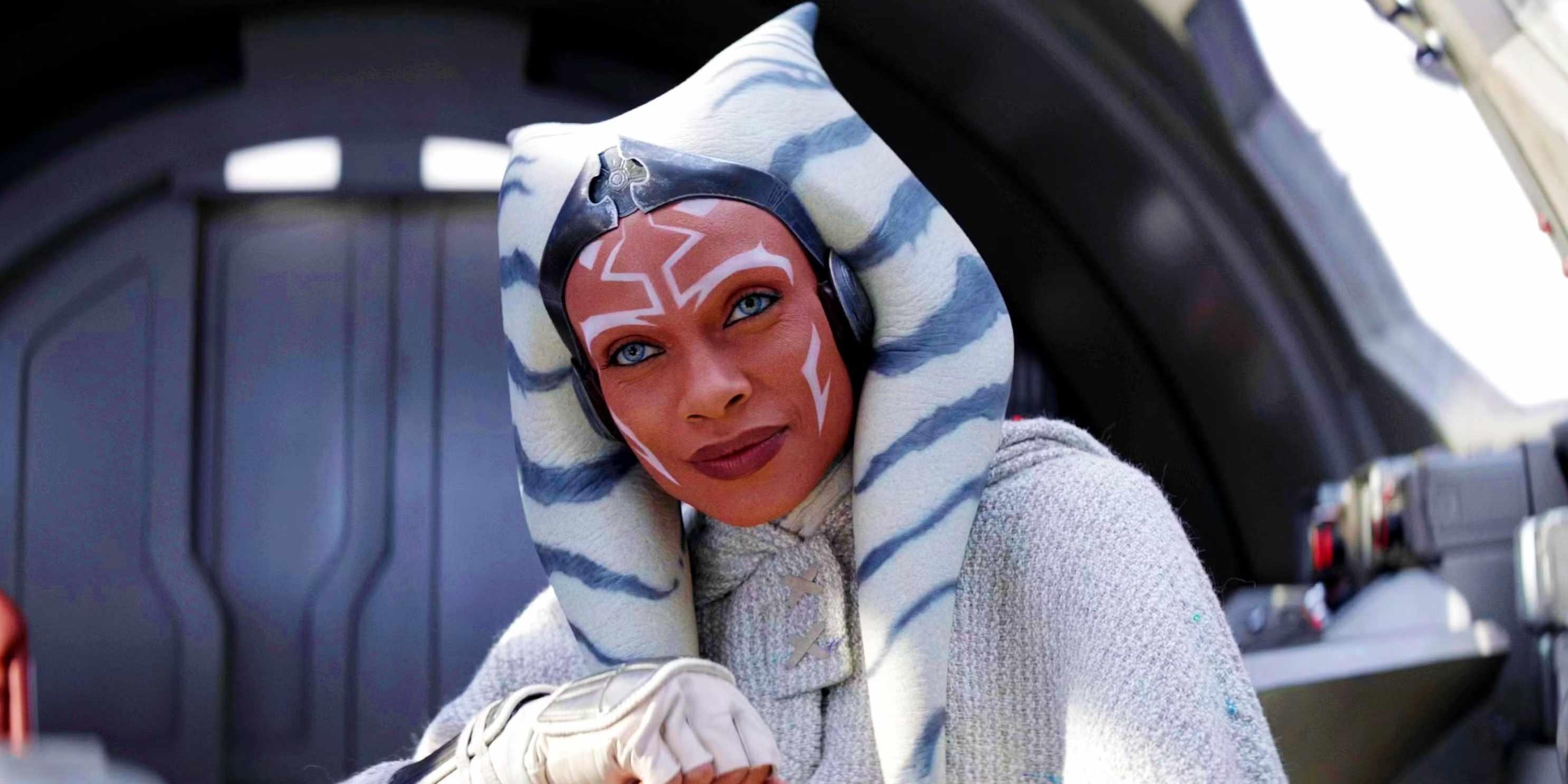 آسوکا تانو، یکی از شخصیت های Star Wars انیمیشنی در لایو اکشن، در Ahsoka با نگاهی جدی